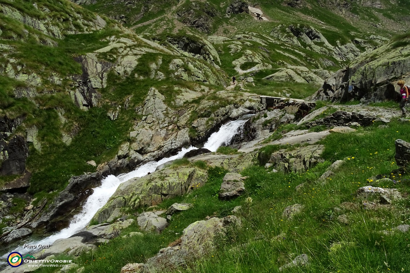 49 Salendo sul 308 la valle del Serio....JPG